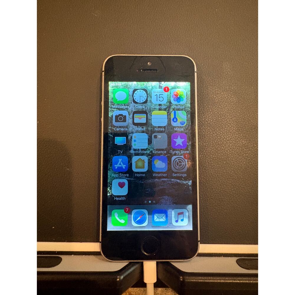Apple iPhone SE A1662 16GB Verizon For Parts Cracked Screen
